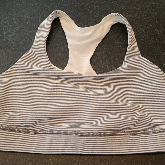 Lululemon sports bra, size 4 - Picture 1 of 3